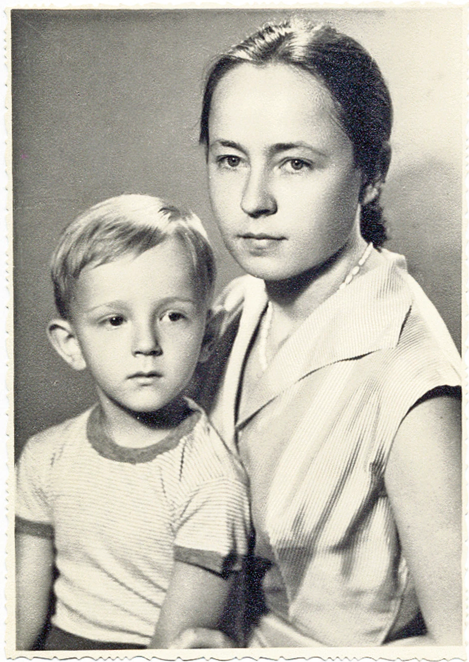 Đilasova deca Aleksa i Štefica (1957) - ovu fotografiju je držao na stolu u ćeliji, a na poleđini je stajala strofa poznate pesme Desanke Maksimović “Sreća” koju je ispisala Štefica: “Ne merim više vreme na sate, ni po sunčevom vrelom hodu, dan mi je kad njegove se oči vrate, i noć kad ponovo od mene odu.” 
