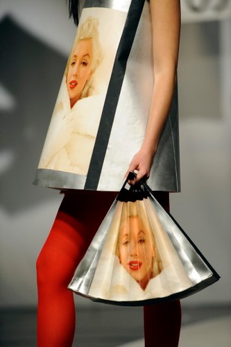 Papierowe kreacje zaprezentowali na zakończenie semestru studenci  pierwszego roku krakowskiej Szkoły Artystycznego Projektowania Ubioru