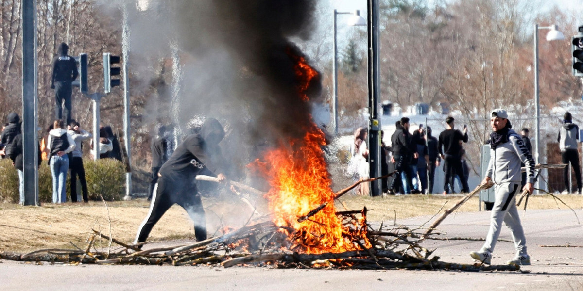 Demonstranci podczas budowania barykady w Norkopping w Szwecji.