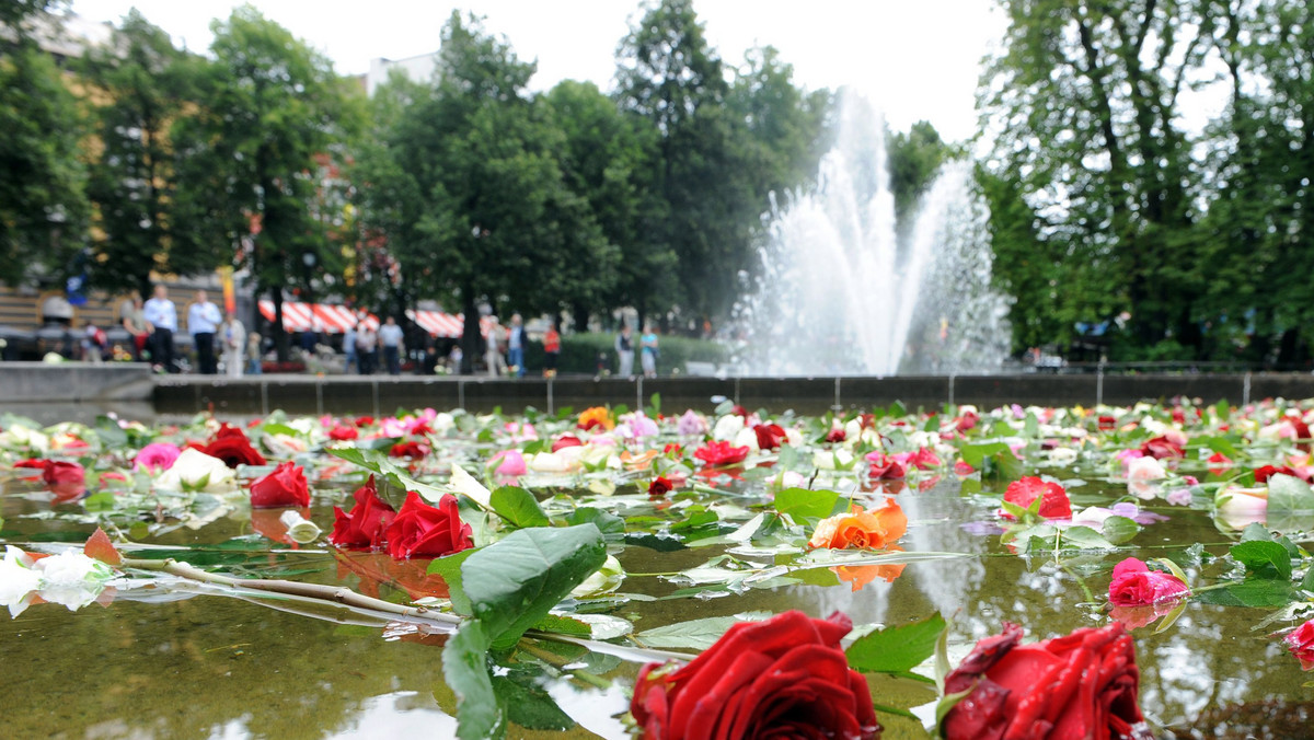 Komendant policji dystryktu Nordre Buskerud, gdzie leży wyspa Utoya, Sissel Hammer przyznała, że obciążenie psychiczne po piątkowym zamachu jest tak ogromne, że często płacze. - Szefowie policji też czasem płaczą, lecz łzy dobrze robią - mówiła dziś w telewizji NRK.