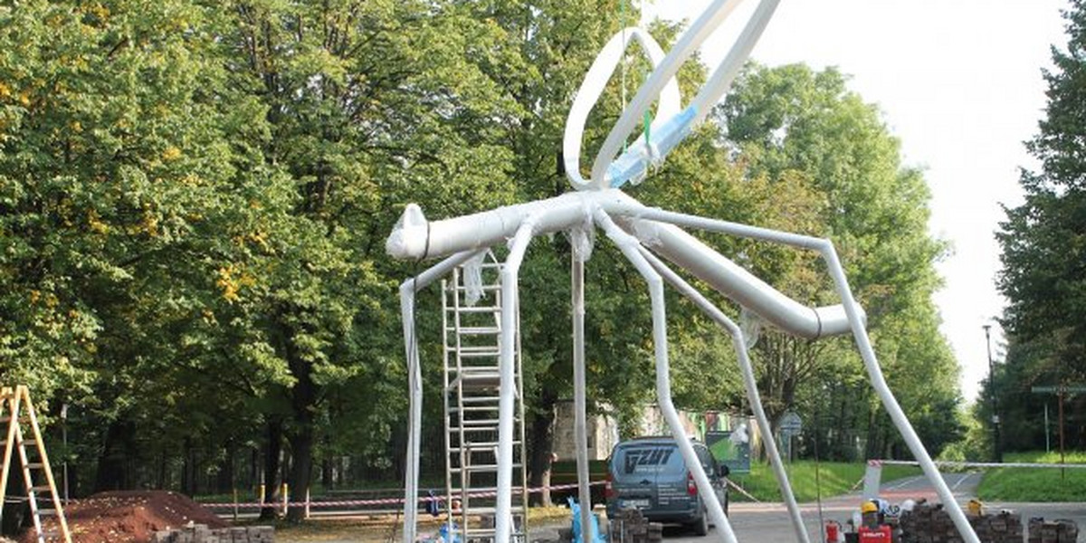 montaż rzeźby komara w Parku Śląskim 