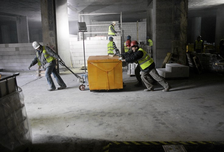 Dotychczasowe problemy na poszczególnych stacjach nie powinny opóźnić terminu oddania II linii metra – zapewnia spółka Metro Warszawskie. Linia ma być ukończona do końca maja 2014 roku. Jeśli wszystko przebiegnie zgodnie z planem, po dopełnieniu procedur budowlanych pasażerowie pojadą metrem z jednej na drugą stronę Wisły już jesienią 2014 roku.