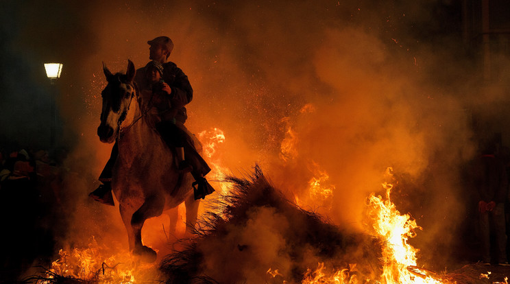 A "Las Luminarias" fesztivál keretében lovagolnak keresztül a tűzon / Fotó: Europress-Gettyimages
