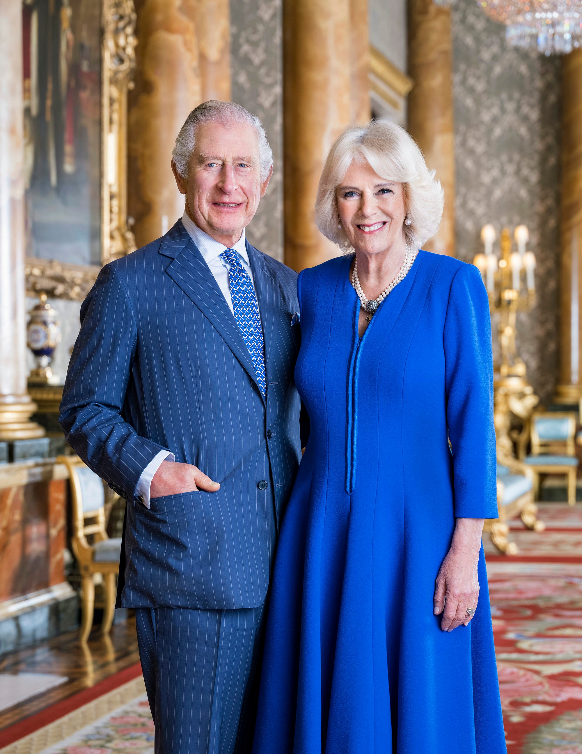 Britský kráľ Karol III. a kráľovná manželka Camilla pózujú v Modrom salóne Buckinghamského paláca v Londýne.