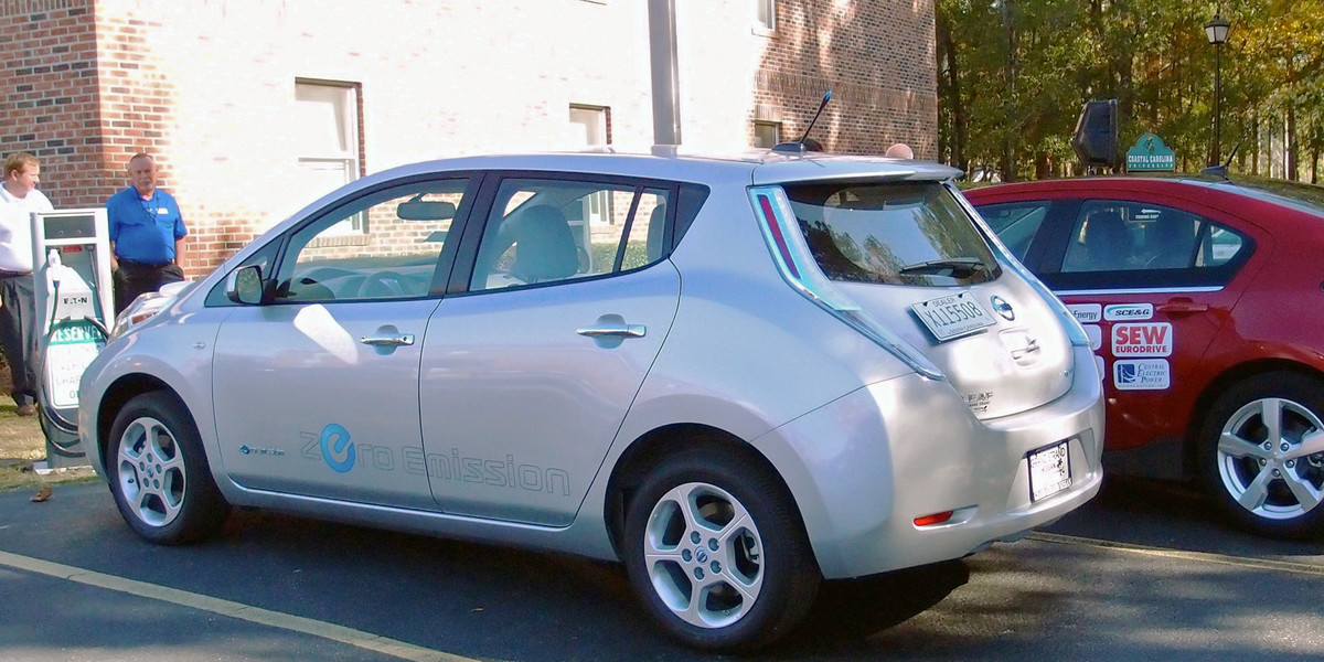 W pełni elektyczny Nissan Leaf i hybrydowy Chevy Volt przy punkcie ładowania 