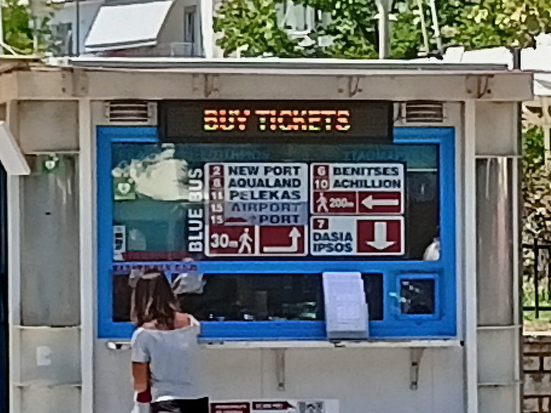 Kiosk z biletami przy placu San Rocco Town
