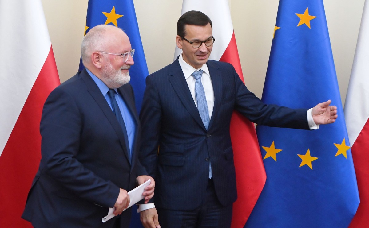 Jestem przygotowany i gotowy do tego, aby współpracować z nim (premierem Mateuszem Morawieckim) i jego rządem w tym, by znaleźć satysfakcjonujące rozwiązanie" - oświadczył wiceprzewodniczący Komisji Europejskiej na wspólnym briefingu prasowym z Morawieckim.