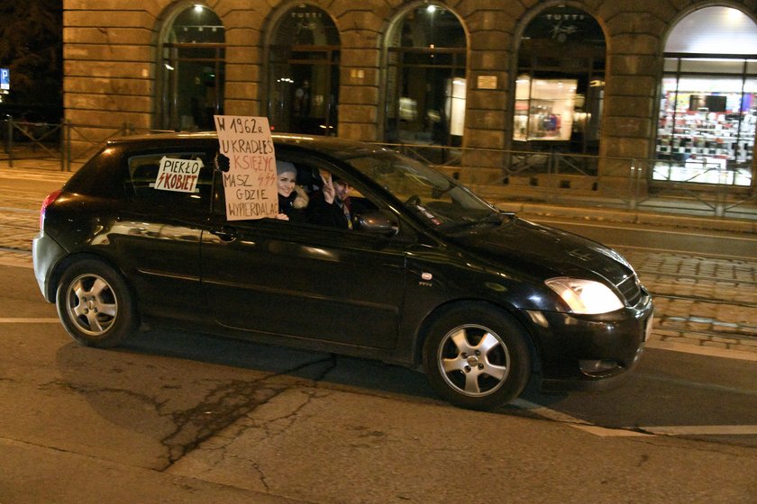 Emocje sięgają zenitu. Masowe protesty po wyroku ws. aborcji kontra apel premiera