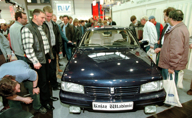Moskwicz Kniaź Władimir z dwulitrowym silnikiem pokazany na targach motoryzacyjnych w Lipsku (1998 rok)