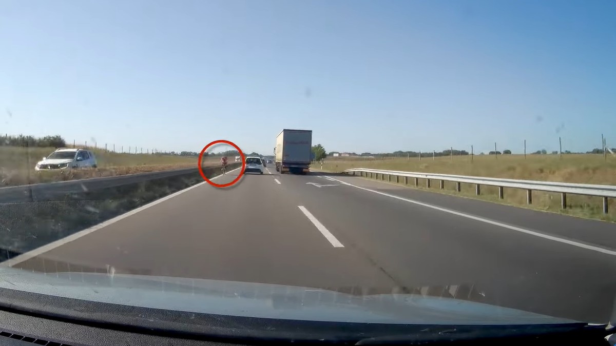 Biciklivel hajtott az autópálya belső sávjában egy nő Kecskemétnél... – Persze a forgalommal szemben – videó