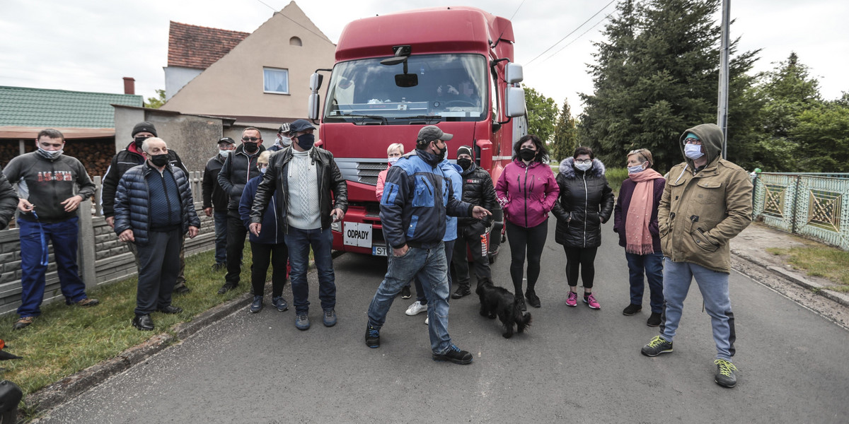 Mieszkańcy Bobrownik nie wpuścili ciężarówek z cuchnącymi odpadami