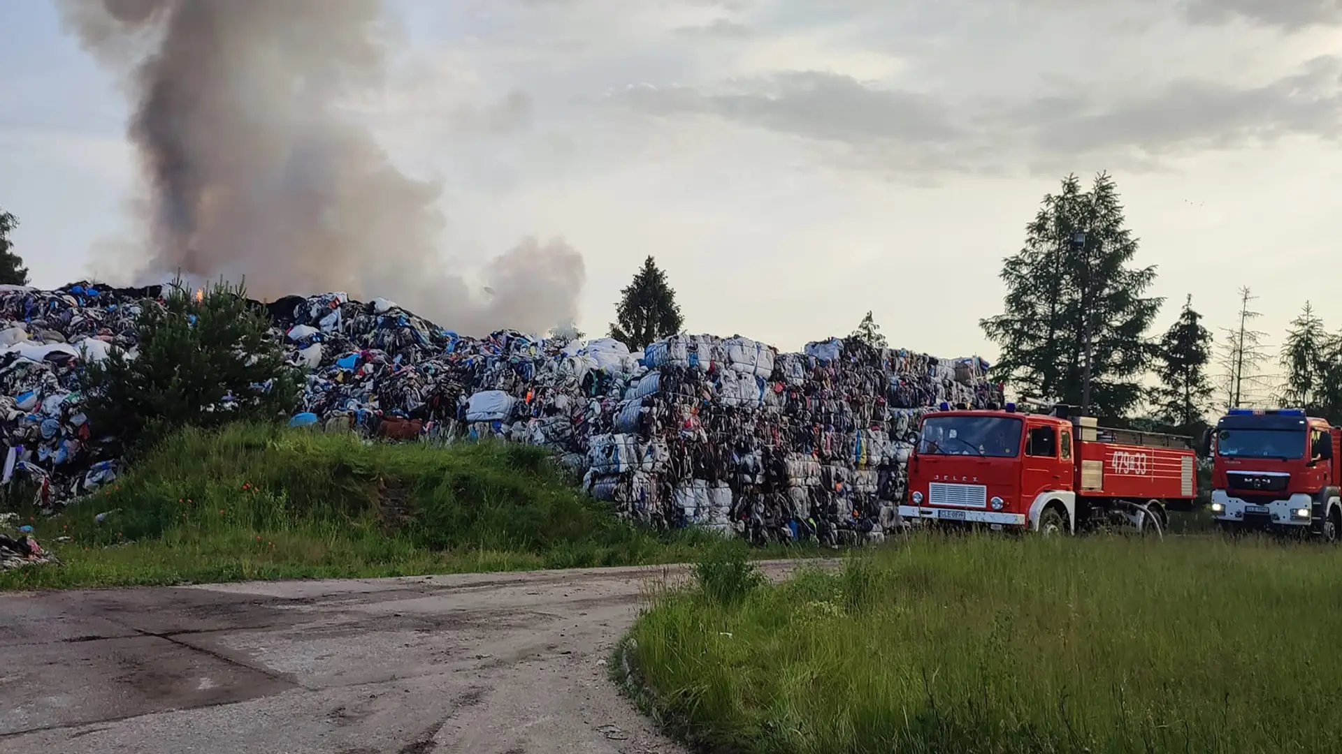 Ośmiometrowa góra tekstyliów płonie na Kaszubach. Pożar może potrwać nawet kilka dni