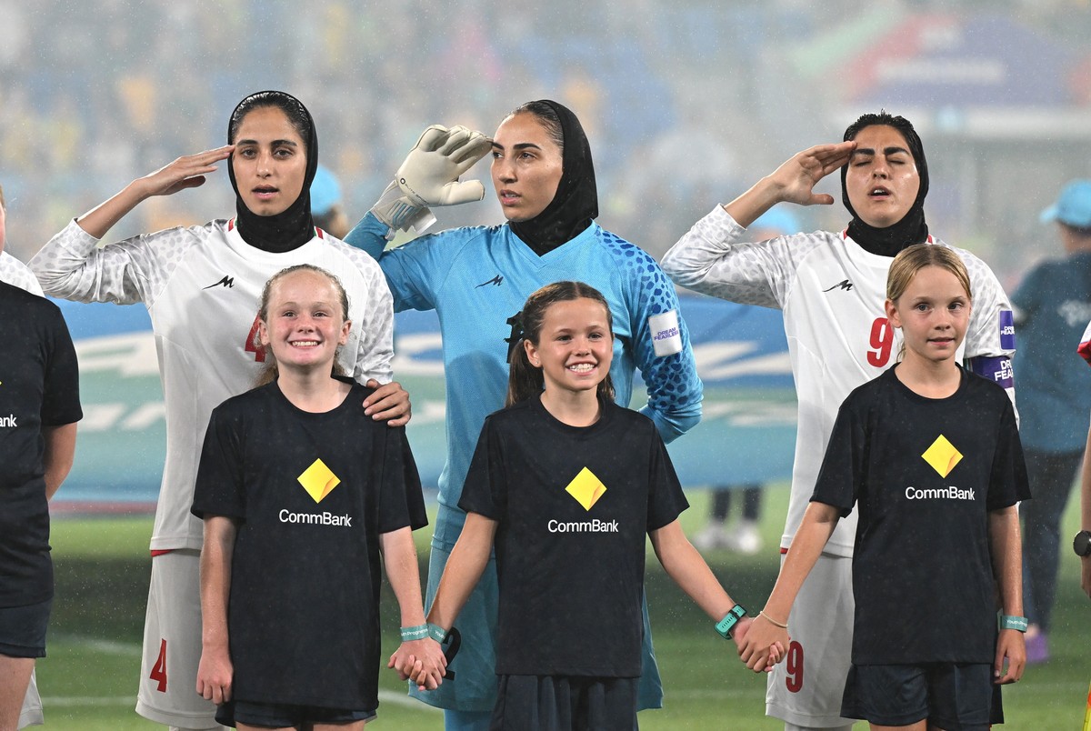 Irańskie piłkarki szybko zmieniły "front". Odśpiewały hymn salutując