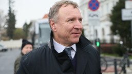 tyle zarabia jacek kurski w brukseli. ile wynosi pensja byłego prezesa tvp?