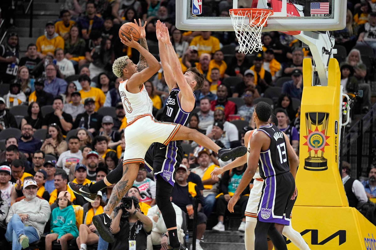 Jeremy Sochan w meczu z Memphis Grizzlies rzucił 16 punktów