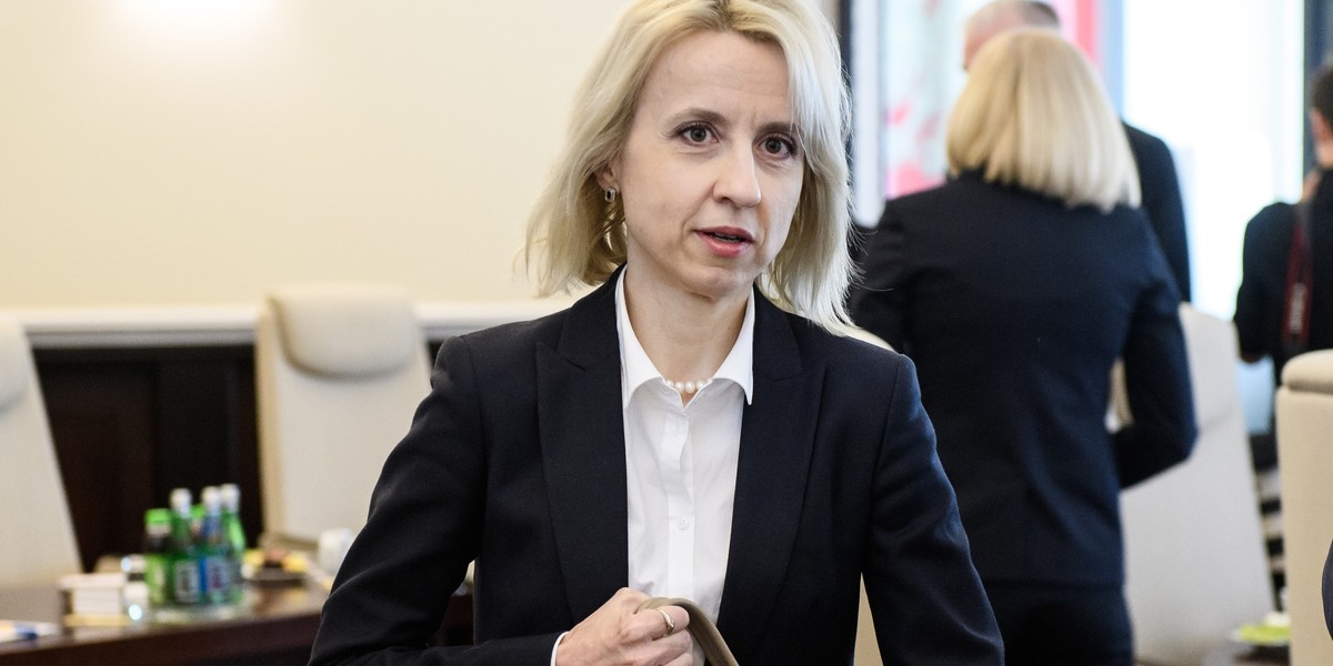 Minister finansów Teresa Czerwińska jest typowana wśród kandydatów do dymisji, a prasa donosi, że jej mąż zasiadał w dwóch radach nadzorczych spółek kontrolowanych przez resort finansów.