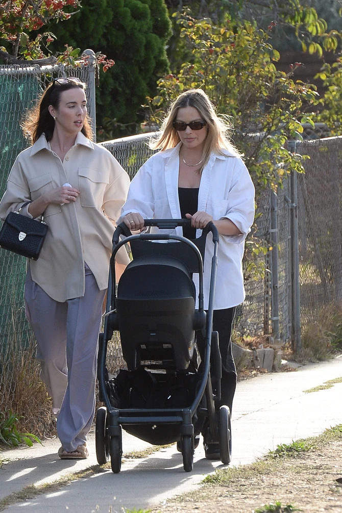 Margot Robbie në shëtitjen e saj të parë me fëmijën e saj pas lindjes