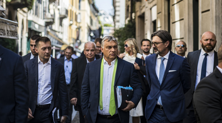 Csiszár Jenő tavaly augusztusban milánói főkonzulként Orbán Viktor kormányfő oldalán / Fotó: MTI - Szecsődi Balázs
