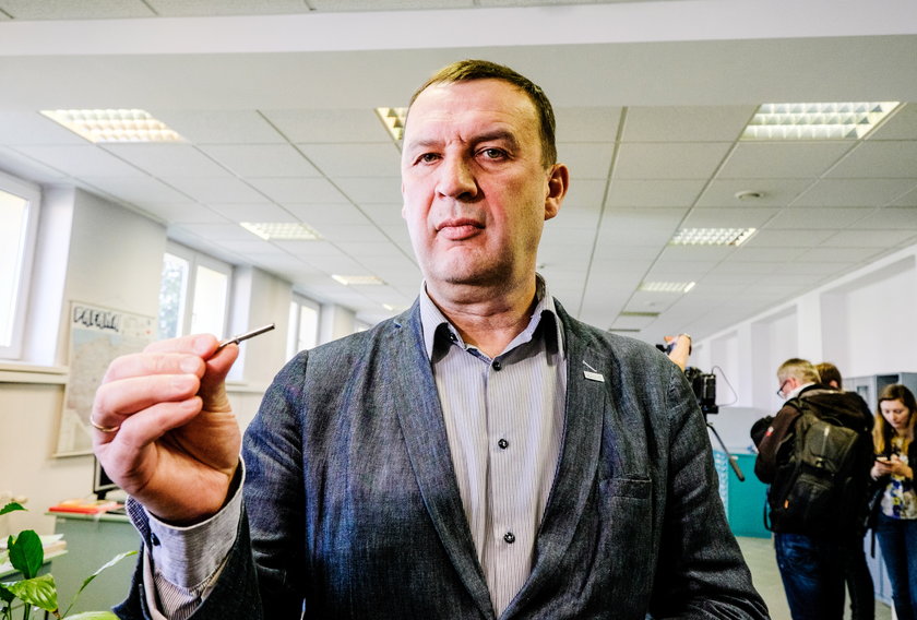 Andrzej Styczyński, prezes pabianickiej firmy Pafana z gotowym implantem