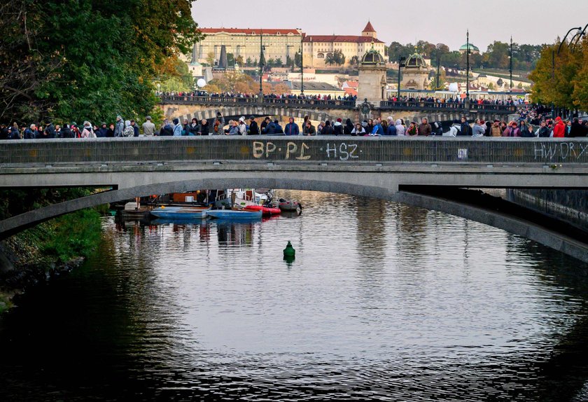 Wystawili trumnę Karela Gotta