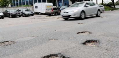 Załatajcie te dziury zamiast stawiać tu parkomaty!