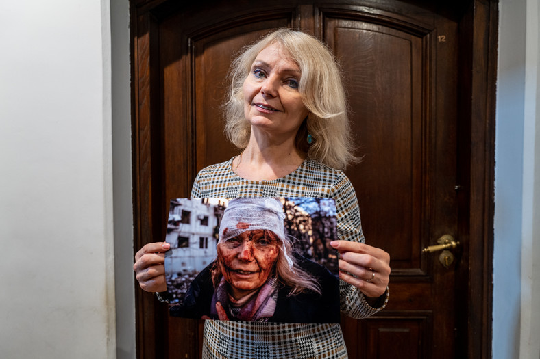 Olena Kuryło pozuje ze słynną fotografią