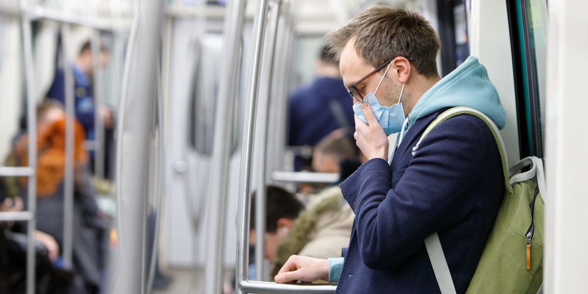 Dzięki udostępnianiu informacji o zakażeniu koronawirusem, aplikacja pomoże ostrzec osoby, które miały kontakt z osobą, u której potwierdzono SARS-Cov-2. 