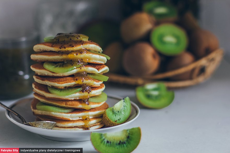 Czekoladowe pancakes z dżemem i owocami