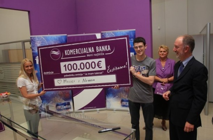 Milici i Nenadu uručen je ček u prostorijama Komercijalne banke u Jagodini