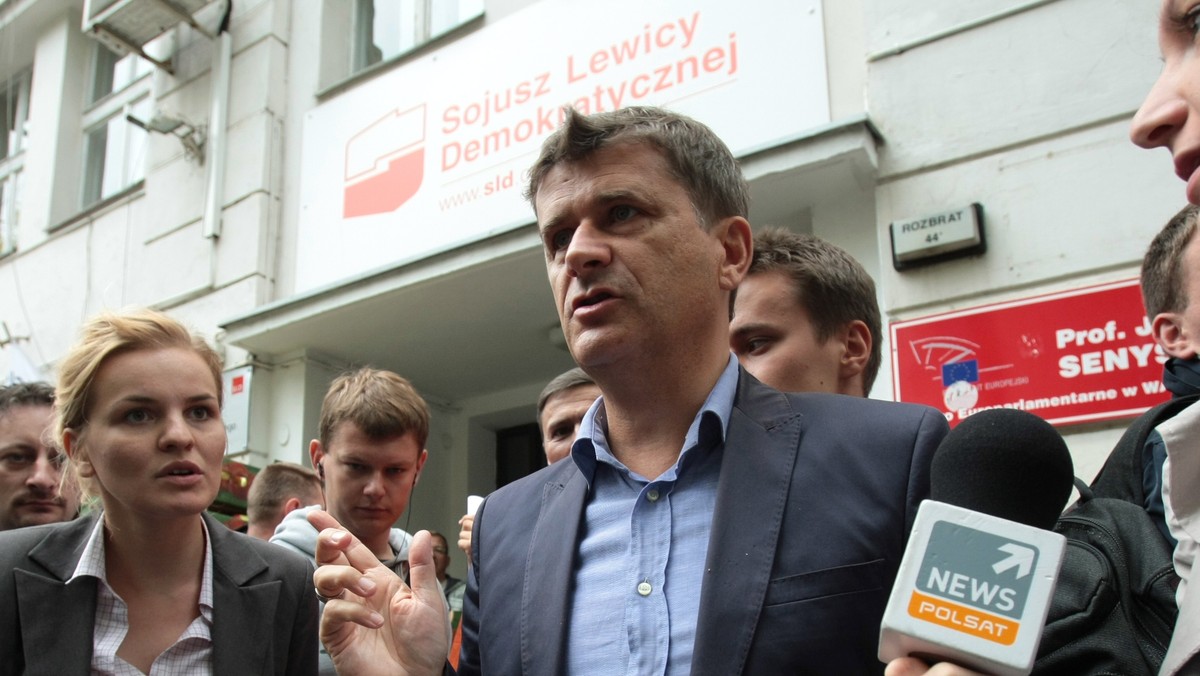 Janusz Palikot zarzuca szefowi SLD Grzegorzowi Napieralskiemu, że boi się debaty z nim. Przywiózł przed warszawską siedzibę SLD kilkadziesiąt skrzynek z jabłkami, by - jak mówił: "Napieralski przypomniał sobie kampanię prezydencką i wrócił mu "wigor" z tamtego okresu". - Wzrost poparcia dla Ruchu Palikota wywołuje coraz bardziej nerwową atmosferę - dodał Palikot.