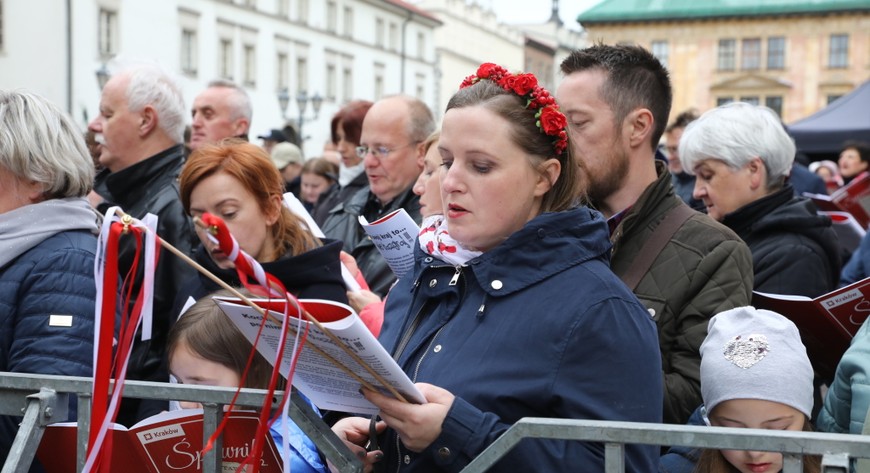 Wspólne śpiewanie na Małym Rynku to już wieloletnia tradycja. Przychodzą tu całe, wielopokoleniowe rodziny. Dziadkowie uczą śpiewać wnuki i pokazują, jak radośnie świętować najważniejsze wydarzenia w historii Polski.