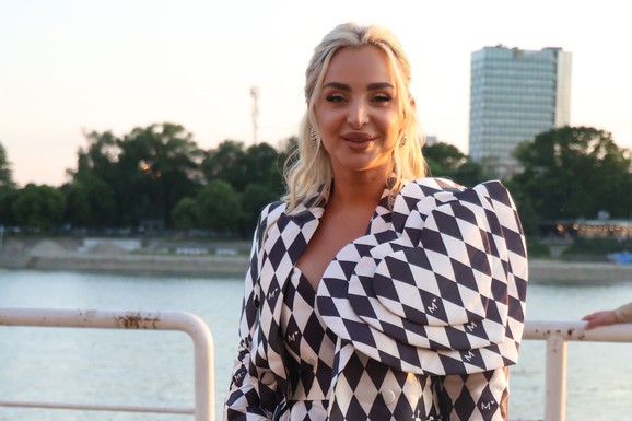 EVO KAKO MAJA BEROVIĆ ODRŽAVA VITKU LINIJU Ove TRI stvari je izbacila iz ishrane, trenira kod kuće: "Pravim smutije"