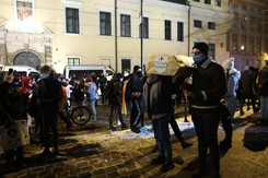 Protest Strajku Kobiet przed krakowską kurią. 'Urodzę wam lewaka'