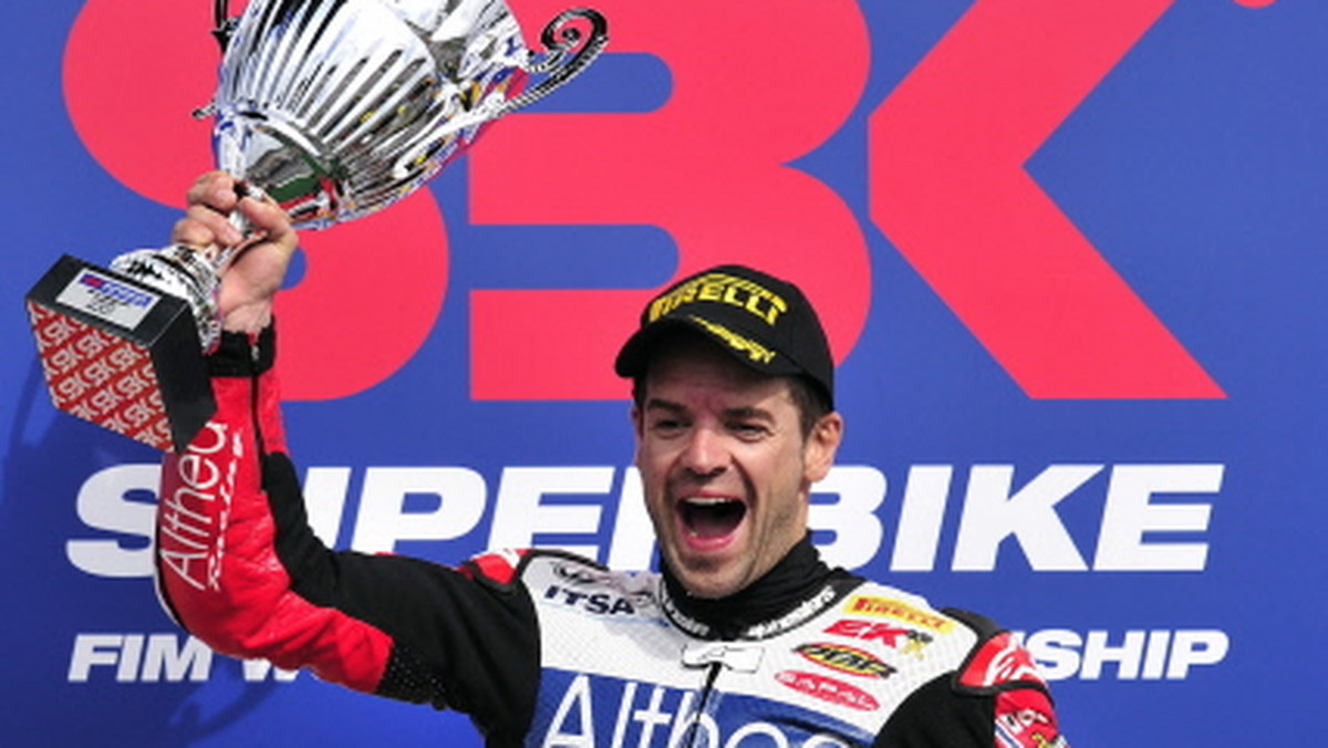 Hiszpański motocyklista Carlos Checa (Ducati) zapewnił sobie tytuł mistrza świata w klasie superbike. Na jedną rundę przed zakończeniem sezonu o 107 pkt wyprzedza Włocha Marco Melandriego (Yamaha).