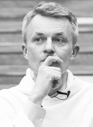 o. Roman Bielecki, dominikanin, redaktor naczelny miesięcznika „W drodze”, prowadzi facebookowy profil „Msza21 Dominikanie”, absolwent prawa KUL i teologii PAT