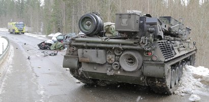 Czołg staranował auto. Kierowca nie żyje