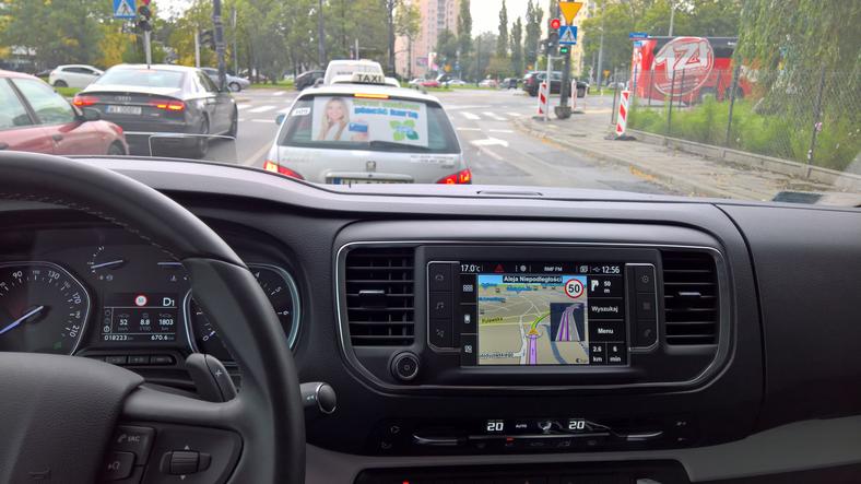 Nawigacja Sygic wyświetlana na ekranie radia to program z telefonu z funkcją MirrorLink. Aplikacja  sprawdziła się w trakcie jazdy. Toyota Proace