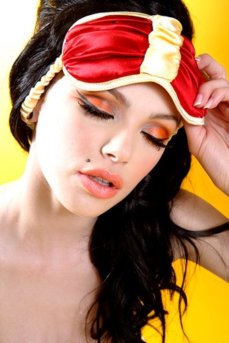 Vikki Blows reklamuje bieliznę w sesji stylizowanej na cukierkowe lata 50.