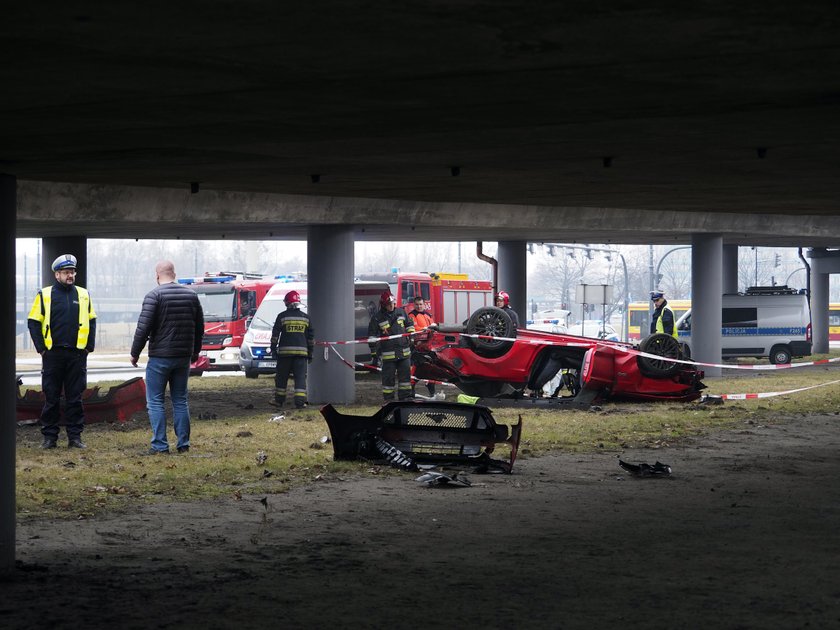 Wypadek w Łodzi. Mustang spadł z wiaduktu. W środku ojciec z dzieckiem