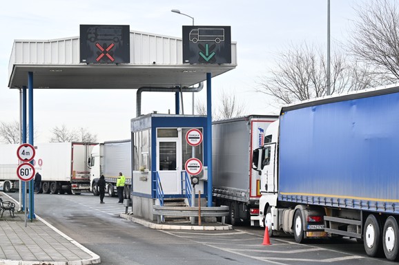 HAOS NA PRELAZU SA HRVATSKOM Ova grupa vozača čeka satima na granici