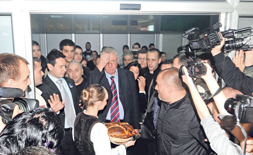 So i pogača za dobrodošlicu: Vojislav Šešelj po dolasku na Aerodrom „Nikola Tesla“