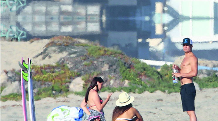 A sármos színész
a tengerparton
flörtölt a csinosabbnál csinosabb
hölgyekkel  /Fotó: Profimedia-Reddot