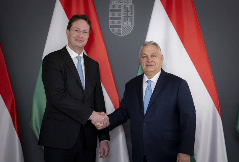 Budapest, 2025. mĂˇrcius 17. A MiniszterelnĂ¶ki SajtĂłiroda Ăˇltal kĂ¶zreadott kĂ©pen OrbĂˇn Viktor miniszterelnĂ¶k (j) munkavacsora keretĂ©ben fogadta Ola KĂ¤lleniust, a Mercedes-Benz Group AG igazgatĂłtanĂˇcsĂˇnak elnĂ¶kĂ©t a Karmelita kolostorban 2025. mĂˇrcius 17-Ă©n. MTI/MiniszterelnĂ¶ki SajtĂłiroda/Fischer ZoltĂˇn