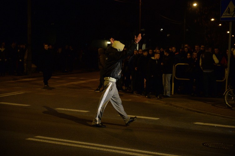 Protestujący zbierają się przed Komendą Powiatową Policji w Legionowie. Protest jest wyrazem sprzeciwu wobec brutalnej interwencji policji, która zakończyła się śmiercią 19-letniego Rafała