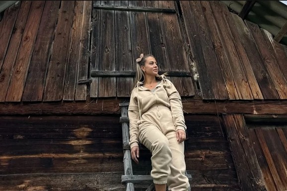 KUĆA CELA OD DRVETA, A PORED ŠUMA I IZVOR Naša pevačica ima parče raja na planini: Sela na travu i uživa, a oko nje samo mir (FOTO)