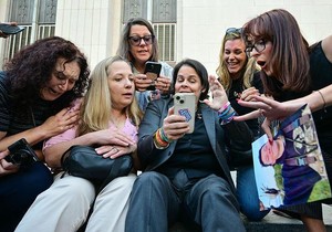 Grupa žena slavi presudu ispred sudnice u Los Anđelesu | Foto: Getty Images