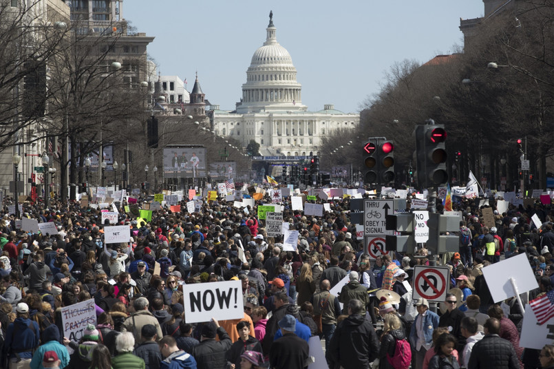 Protesty młodych przeciw dostępowi do broni USA