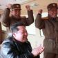 Zdjęcie udostępnione przez północnokoreańską propagandę: Kim Dzong Un obserwuje test rakiety Hwasongpho-17