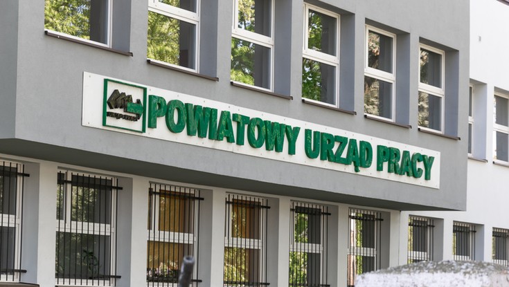 Zasiłek dla bezrobotnych po 50. roku życia. Jak długo można go pobierać i ile wynosi?