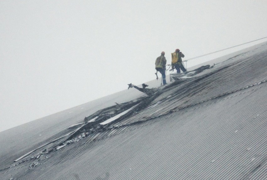 Ukrajinski radnici popravljaju štit na reaktoru 4 nuklearne elektrane Černobilj 14. februara